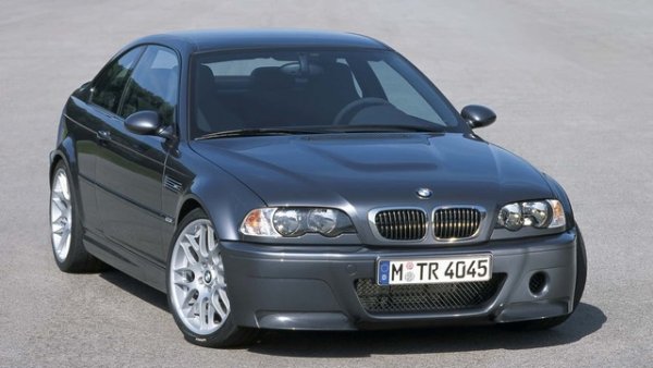 Истинската сензация обаче идва през 2003 г. с култовия M3 CSL (Coup&eacute;, Sport, Leichtbau). Благодарение на масираното използване на карбон, теглото е свалено със 110 кг, а мощността е вдигната на 360 к.с. За феновете на моторните спортове BMW създава и лимитирания M3 GTR с V8 мотор, който доминира на Нюрбургринг.